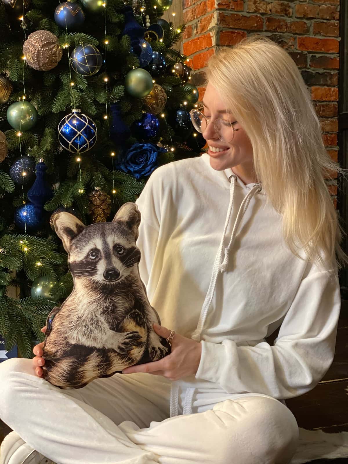 Realistic Raccoon pillow toy - фото 4